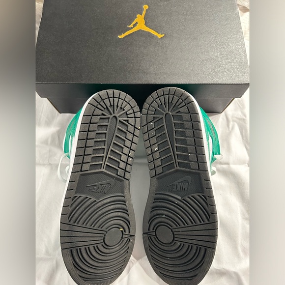 Air Jordan 1 Mid. Lucky Green. Size 10 - Picture 2 of 7